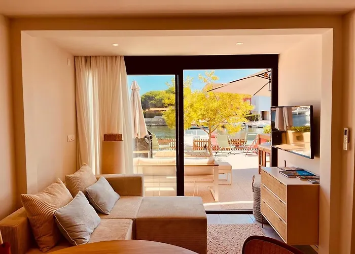 Les Pieds Dans L'eau Apartment *